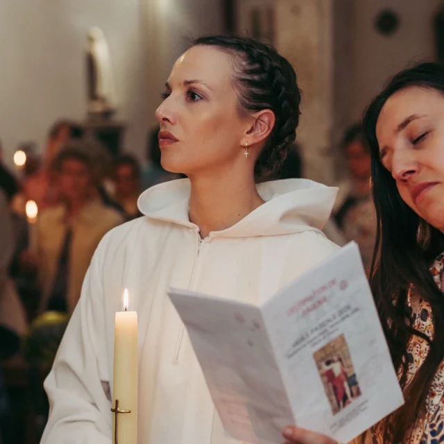 “It is Only by dying to my selfishness, by getting out of myself, that I can be Christian.”
Benoit XVI

One of the most powerful moments of my life happened last weekend. This is more important to me than I can ever explain here, but here is a tiny bit from my “Letter requesting baptism” that could help 🙂

“Since the age of 15, I have worked relentlessly. First as a classical dancer, then in an extremely competitive environment in New York. I chased opportunities, I pursued my passion for my work. I pushed myself to the point of breaking my back, to the extent that I was told I might never be able to work again, or even walk properly.

I have traveled, lived in four different countries, built and lost a project that had meant everything to me for ten years. I lost all my savings, and more, at the age of 32 when that project had to come to an end because of COVID. I have suffered through relationships that did not work out, through painful breakups, and I have even experienced the grief of losing a baby.

Through all of these trials, I have always prayed to God. At times, I admit I came close to losing hope, and yet, I am here today.
I believe that if God remained in my heart when nothing around me seemed to lead me toward Him, it is because He has always been by my side.

I have always wanted to belong to this family whose values I share, in a world where those values sometimes seem to be fading, and this journey has become one of the most beautiful adventures of my life.

Today, I feel a deep desire to no longer live this faith alone and in the background, but to fully anchor it and live it within the Church. Entering the catechumenate represents for me a path of truth, humility, and faithfulness, a deeply considered commitment.”

Thank you to my family for being there, to my cousin for surprising me, to @mariepicpic10 for representing my godfather Père Hubert who couldn’t be there. Thank you to Père Edouard for preparing us, and  to my 4 catechumens for living this adventure together. 
I will remember this moment for the rest of my life 🕊️