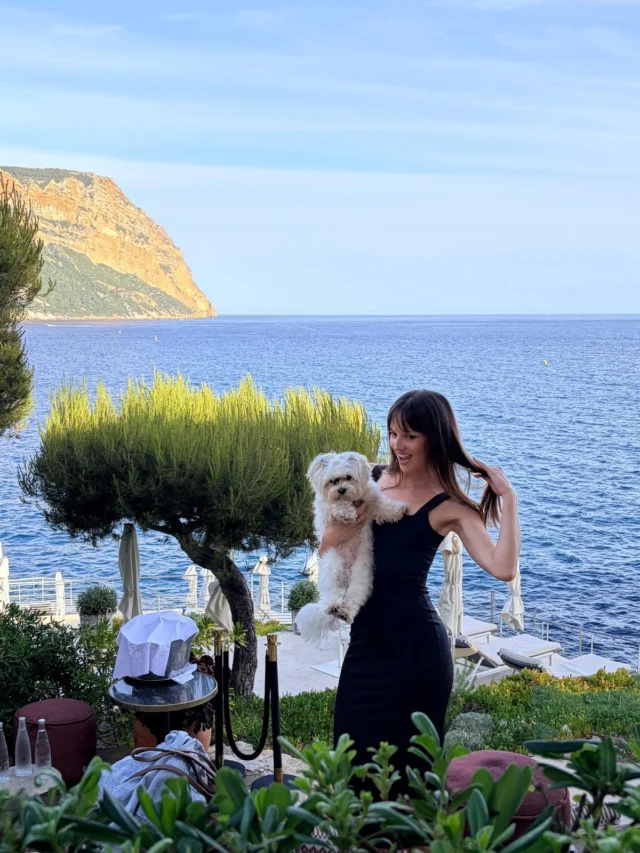 What has made me happy lately, despite the world being a weird place ✨

📸 @moonou_ 

Coming home 🏠

Waking up early for @thestudiobyjuliegranger

This very Portuguese breakfast afterwards 🇵🇹

This sound 🌊

This moment 💃
@joao_ngc

This girl ❤️
@simaosman

This guy ❤️

This flow 🧘‍♀️

This gift 🙏

Keeping up my Summer Routine, no matter how much I’ve been working @thestudiobyjuliegranger

This review 😍